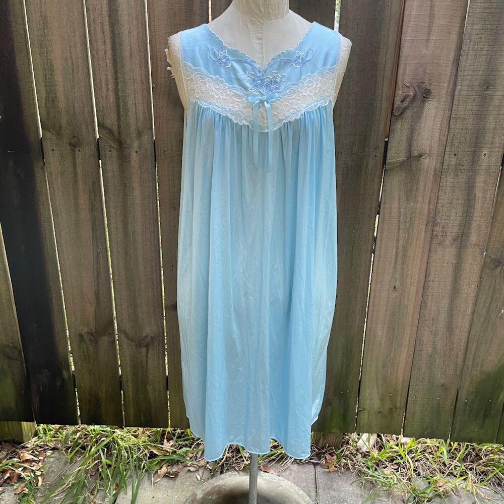 Vintage 70s VANITY FAIR Shorty Gown  Baby Blue Embroidered Lace M nwot